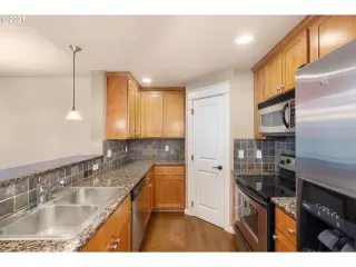 Photo #4: 21241343 Listing