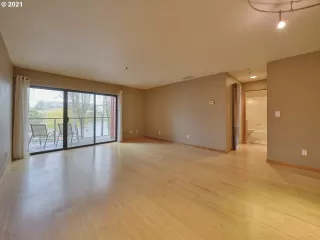 Photo #5: 21242557 Listing