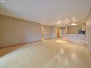 Photo #6: 21242557 Listing