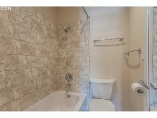 Photo #5: 21243968 Listing