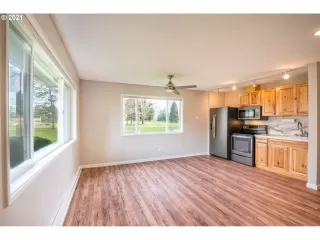 Photo #6: 21247661 Listing