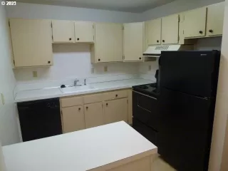 Photo #5: 21250911 Listing