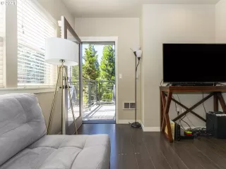 Photo #5: 21252703 Listing