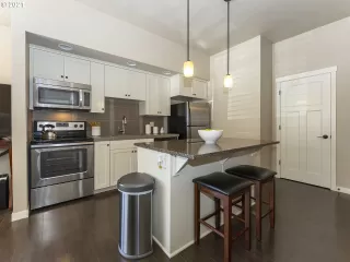 Photo #6: 21252703 Listing