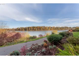 Photo #3: 212642447 Listing 