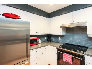 Photo #6: 21273385 Listing