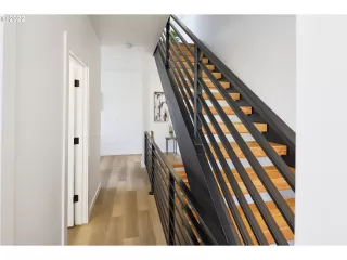 Photo #6: 21285178 Listing