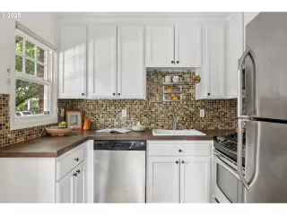 Photo #2: 212968216 Listing