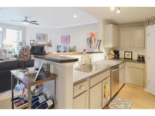 Photo #4: 21299546 Listing