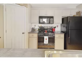 Photo #5: 21299546 Listing