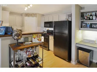 Photo #6: 21299546 Listing