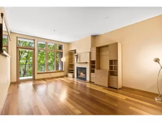 Photo #5: 21300025 Listing