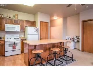 Photo #4: 21300593 Listing