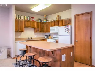 Photo #5: 21300593 Listing