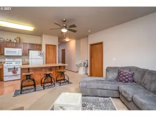 Photo #6: 21300593 Listing