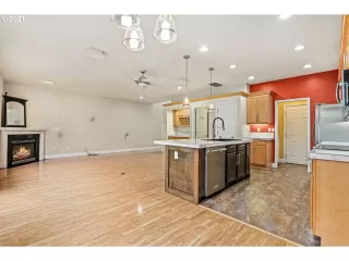 Photo #5: 21300707 Listing