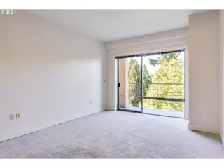 Photo #4: 21302336 Listing