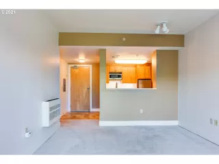 Photo #5: 21302336 Listing