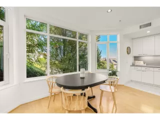 Photo #4: 21302518 Listing