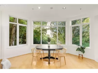 Photo #5: 21302518 Listing