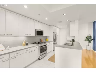 Photo #6: 21302518 Listing