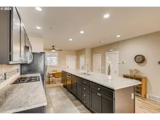 Photo #5: 21302688 Listing