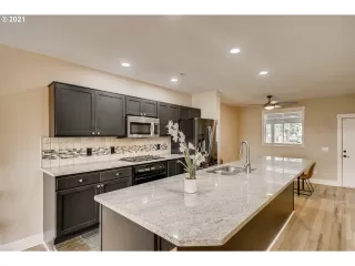 Photo #6: 21302688 Listing