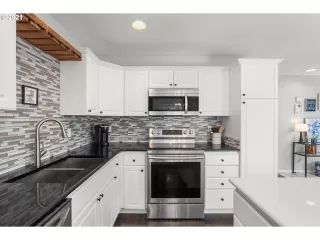 Photo #3: 21305170 Listing