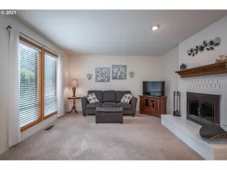 Photo #5: 21305608 Listing