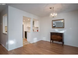 Photo #6: 21305608 Listing