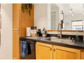 Photo #4: 21305785 Listing