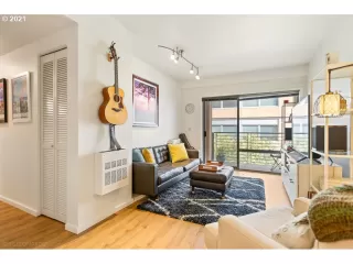 Photo #5: 21305785 Listing