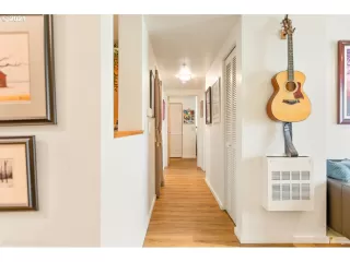 Photo #6: 21305785 Listing