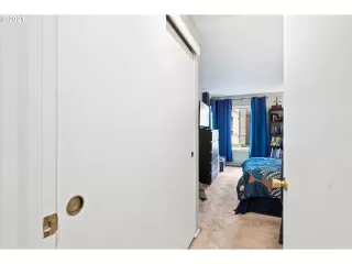 Photo #5: 21307908 Listing