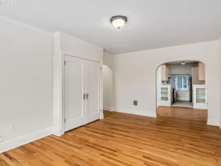 Photo #4: 21309399 Listing