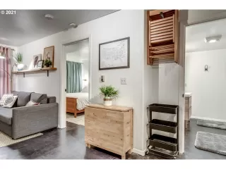 Photo #6: 21310376 Listing