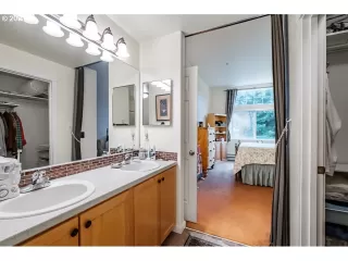 Photo #5: 21315983 Listing