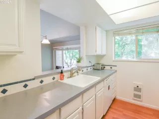 Photo #5: 21317905 Listing 