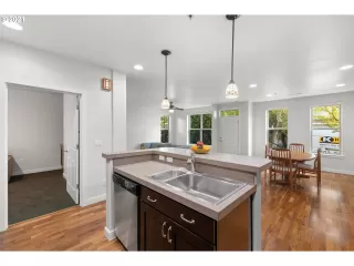 Photo #5: 21320179 Listing