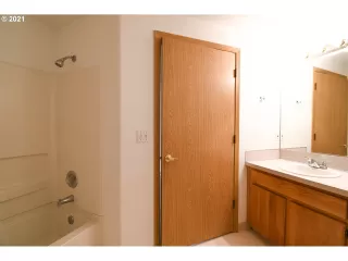 Photo #5: 21350190 Listing