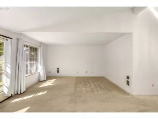 Photo #5: 21352135 Listing