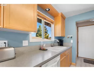 Photo #5: 21360502 Listing