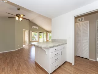 Photo #5: 21368584 Listing