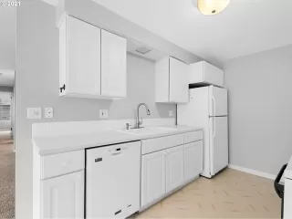 Photo #4: 21371053 Listing