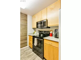 Photo #6: 21385769 Listing