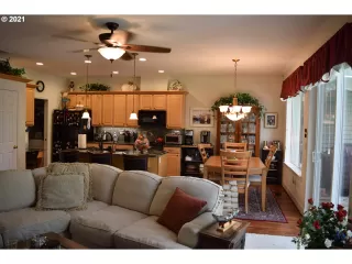 Photo #4: 21385937 Listing