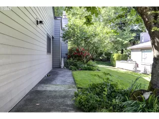 Photo #5: 21387388 Listing