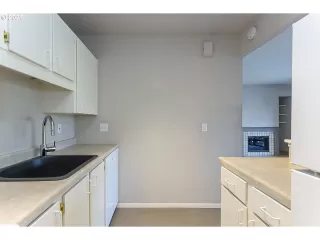 Photo #5: 21387970 Listing