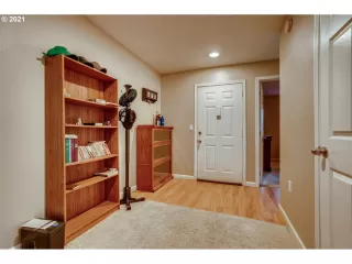 Photo #4: 21387983 Listing