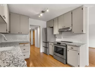 Photo #6: 21390423 Listing